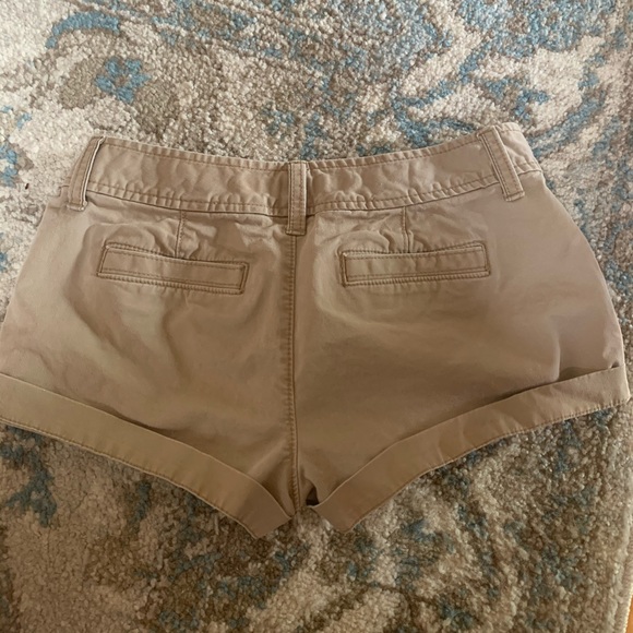 Khaki Old Navy Low-Rise shorts - Picture 2 of 3